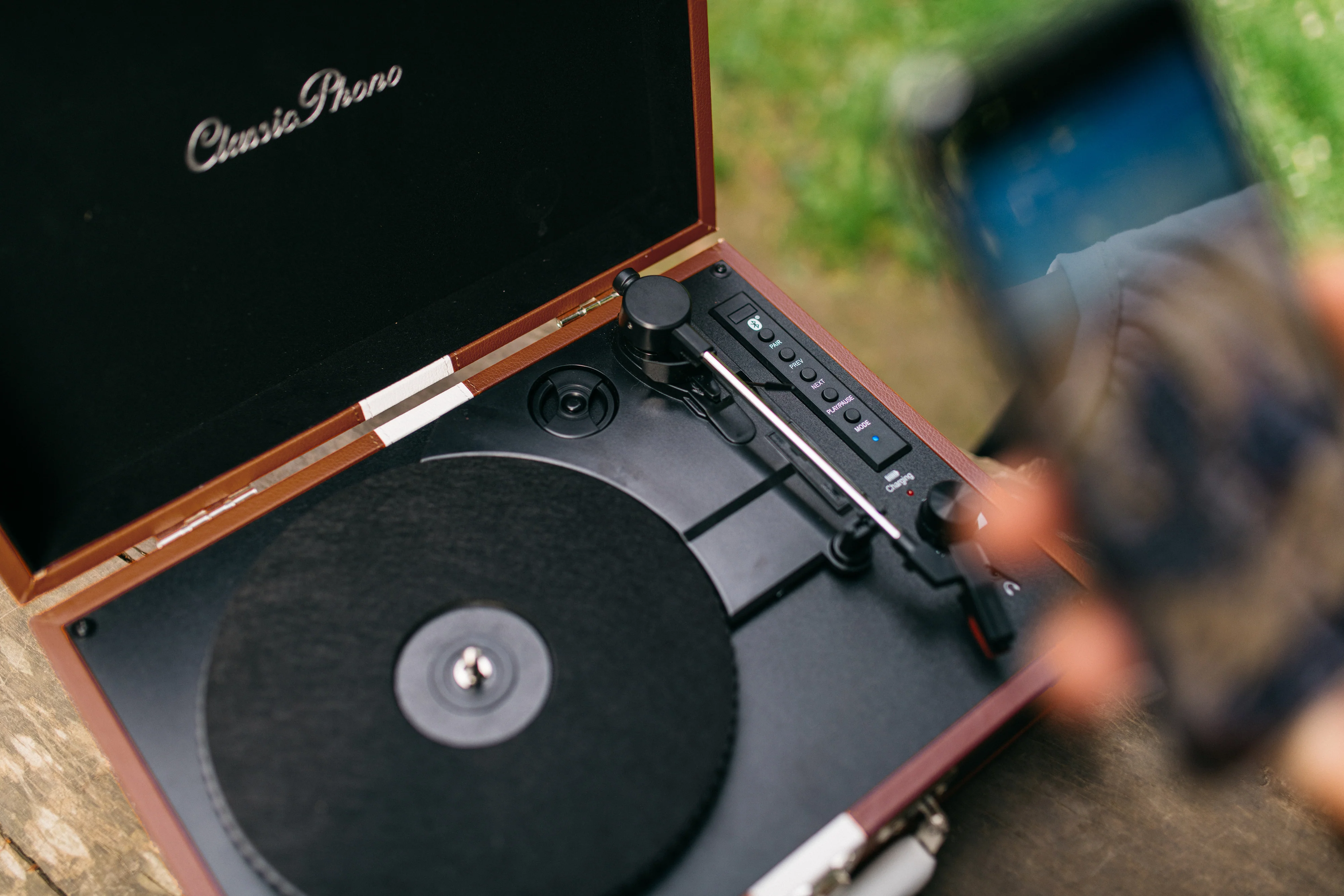 CLASSIC PHONO TT-120BNWH - Platenspeler met Bluetooth® ontvangst, ingebouwde speakers en oplaadbare accu - Bruin/Wit - Image 9